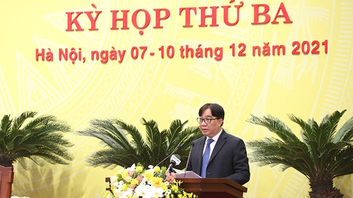 Giám đốc Sở Giao thông vận tải Hà Nội Vũ Văn Viện trình bày tờ trình tại phiên họp.
