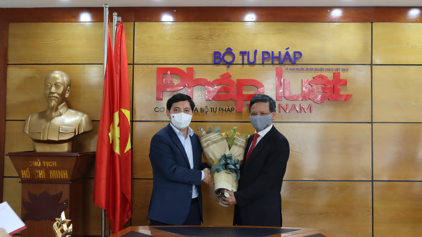 Ông Trần Đức Vinh, Phó Bí thư Đảng ủy, Phó Tổng Biên tập thường trực Báo Pháp luật Việt Nam chúc mừng Đại sứ Nguyễn Hồng Thao tái đắc cử ILC.