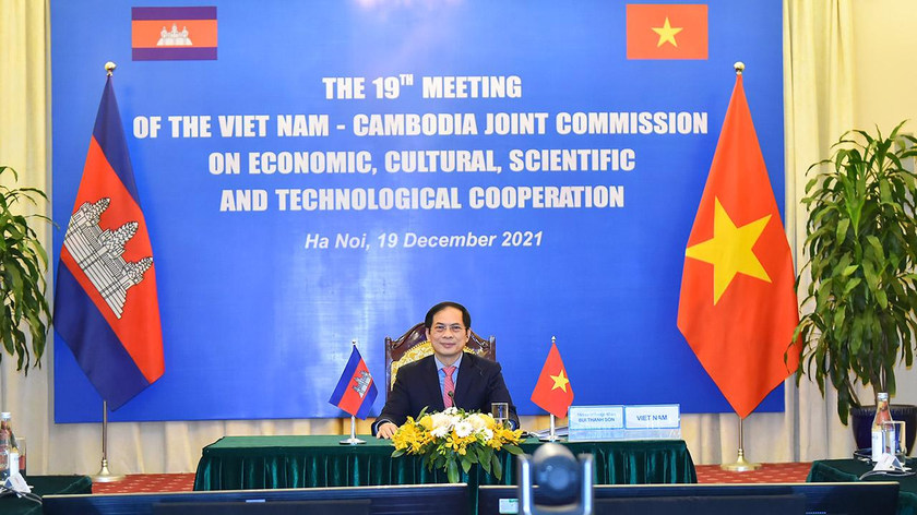 Bộ trưởng Bùi Thanh Sơn tại phiên họp.