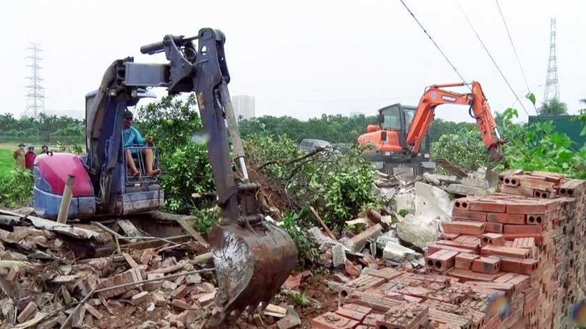 Lực lượng chức năng cưỡng chế tháo dỡ công trình xây dựng vi phạm trên đất nông nghiệp ở xã Đông La (huyện Hoài Đức). Ảnh: Hà Nội Mới
