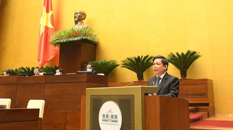 Bộ trưởng Bộ Giao thông vận tải Nguyễn Văn Thể trình bày tờ trình.