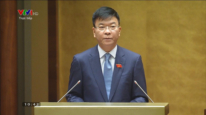 Bộ trưởng Bộ Tư pháp Lê Thành Long trình bày Tờ trình tại phiên họp.