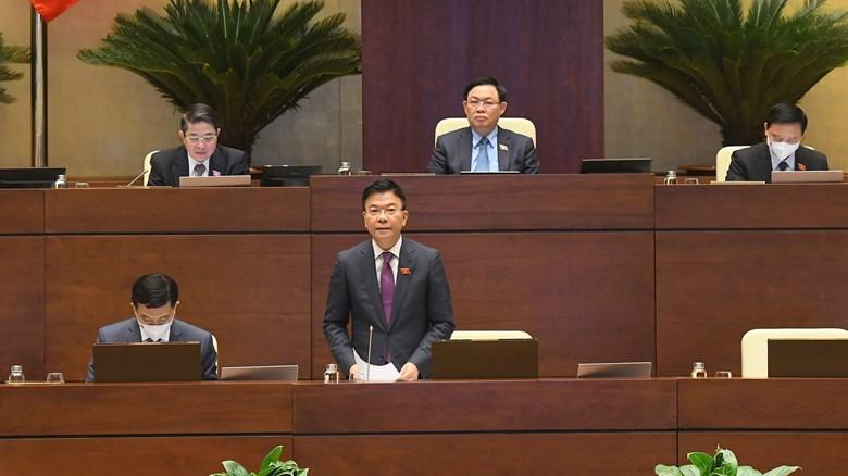 Bộ trưởng Lê Thành Long giải trình tại phiên họp.
