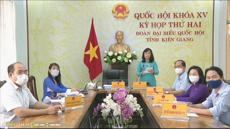 Đại biểu Nguyễn Thị Kim Bé phát biểu tại phiên họp.