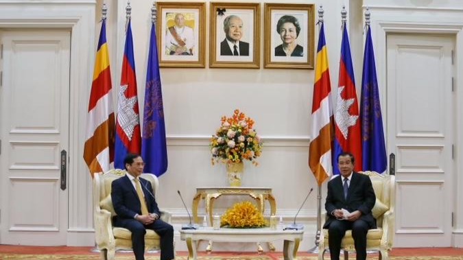 Bộ trưởng Bùi Thanh Sơn đến chào xã giao Thủ tướng Campuchia Hun Sen.