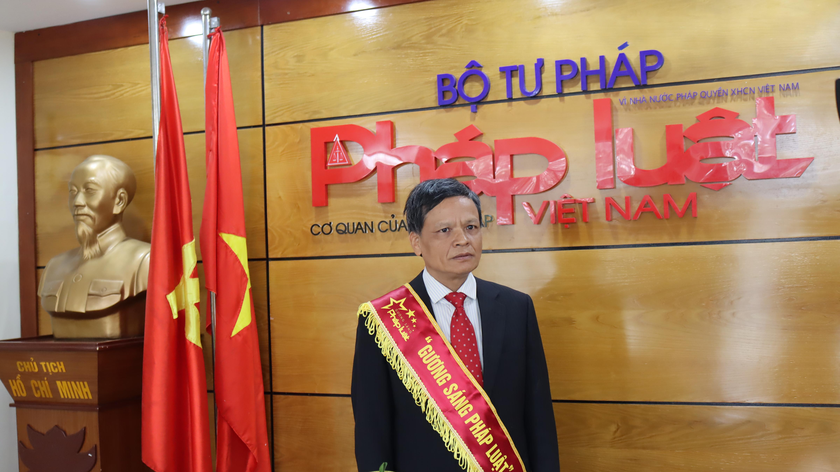 Đại sứ Nguyễn Hồng Thao được vinh danh là một trong 50 Gương sáng pháp luật năm 2021.