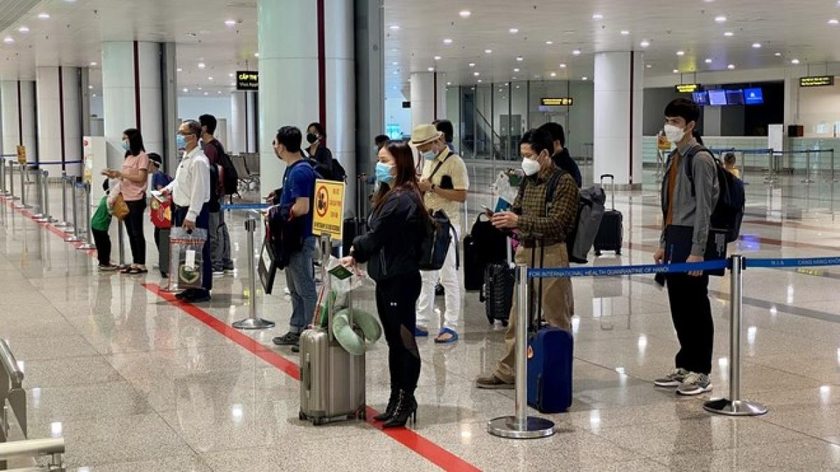 Những hành khách quốc tế đầu tiên đến sân bay Nội bài (Hà Nội) trong ngày đầu mở cửa đón khách du lịch. Ảnh: VOV