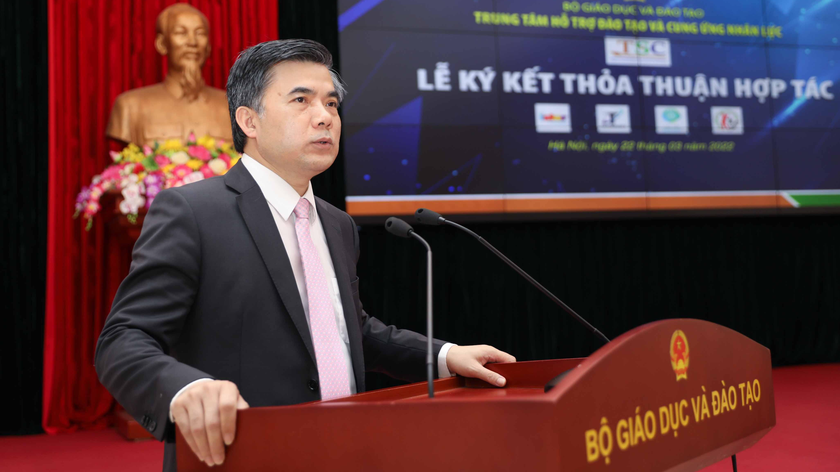Ông Bùi Văn Linh, Giám đốc Trung tâm Hỗ trợ đào tạo và Cung ứng nhân lực, phát biểu tại lễ ký kết.