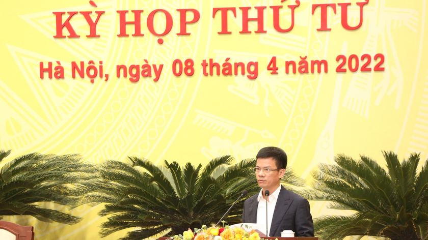 Giám đốc Sở TN&MT Hà Nội Bùi Duy Cường bày tờ trình tại kỳ họp.