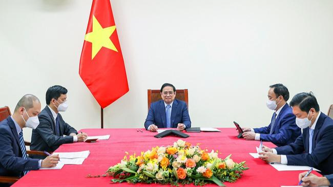 Thủ tướng Phạm Minh Chính điện đàm với Thủ tướng Lào Phankham Viphavanh. Ảnh: TTXVN