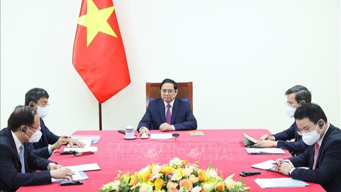 Thủ tướng Phạm Minh Chính điện đàm với Chủ tịch điều hành Diễn đàn Kinh tế Thế giới Klaus Schwab. Ảnh: TTXVN