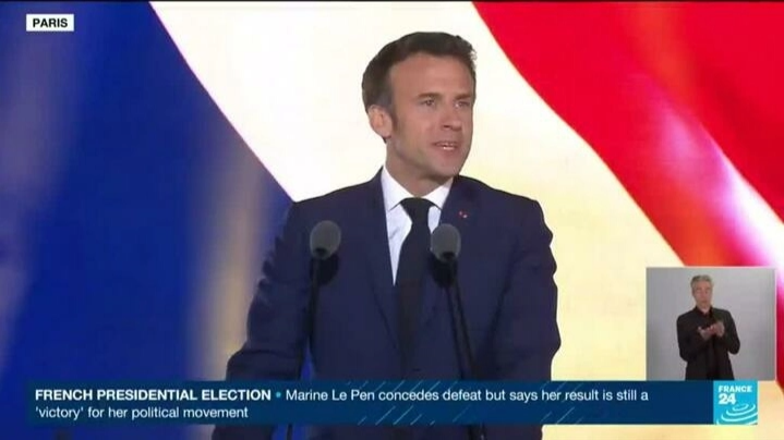 Ông Macron phát biểu với những người ủng hộ sau khi tái đắc cử.