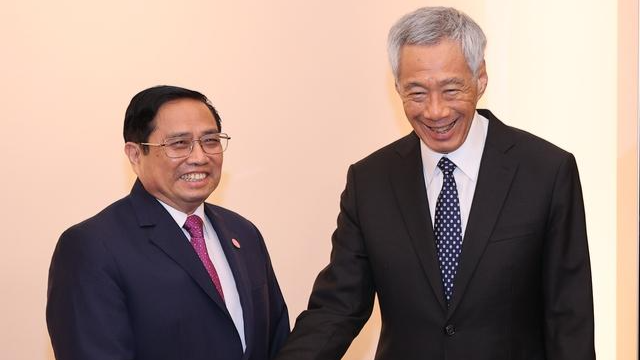 Thủ tướng Phạm Minh Chính và Thủ tướng Singapore Lý Hiển Long - Ảnh: VGP