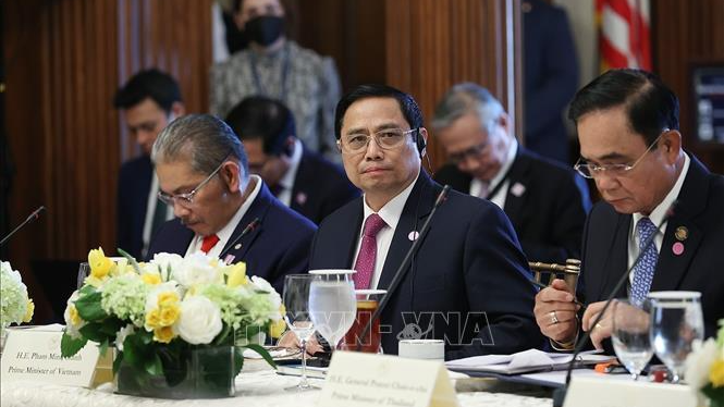 Thủ tướng Phạm Minh Chính cùng các lãnh đạo ASEAN ăn trưa với Chủ tịch Hạ viện Pelosi và một số Nghị sĩ Quốc hội Mỹ. Ảnh: TTXVN