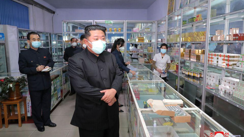 Nhà lãnh đạo Triều Tiên Kim Jong-un kiểm tra tại một hiệu thuốc ở Bình Nhưỡng.