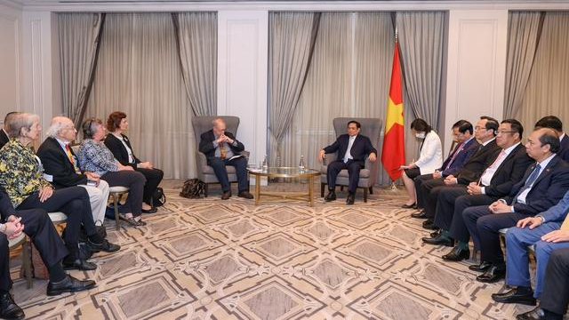 Thủ tướng Phạm Minh Chính gặp ông John McAuliff, một người bạn lâu năm, thân thiết của Việt Nam. Ảnh VGP
