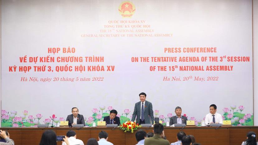 Tổng thư ký QH Bùi Văn Cường trả lời tại họp báo.