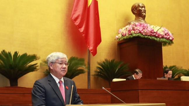 Ông Đỗ Văn Chiến, Bí thư Trung ương Đảng, Chủ tịch Ủy ban Trung ương MTTQ Việt Nam trình bày báo cáo tại phiên họp.