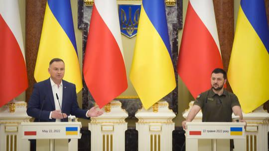 Tổng thống Ukraine Volodymyr Zelensky, bên phải, và người đồng cấp Ba Lan Andrzej Duda tại cuộc họp báo ngày 22/5.