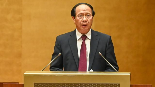 Phó Thủ tướng Lê Văn Thành thay mặt Chính phủ trình bày Báo cáo đánh giá bổ sung kết quả thực hiện kế hoạch phát triển kinh tế - xã hội và ngân sách nhà nước năm 2021. Ảnh: VGP