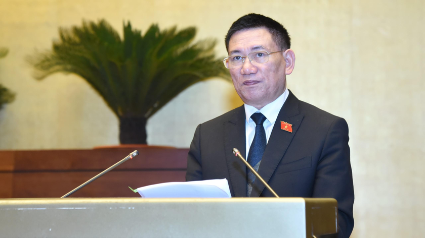 Bộ trưởng Bộ Tài chính Hồ Đức Phớc trình bày báo cáo tại phiên họp.
