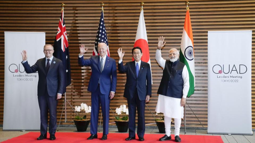 Từ trái qua phải: Thủ tướng Australia Anthony Albanese, Tổng thống Mỹ Joe Biden, Thủ tướng Nhật Bản Fumio Kishida và Thủ tướng Ấn Độ Narendra Modi chụp ảnh chung trước khi bắt đầu hội nghị.