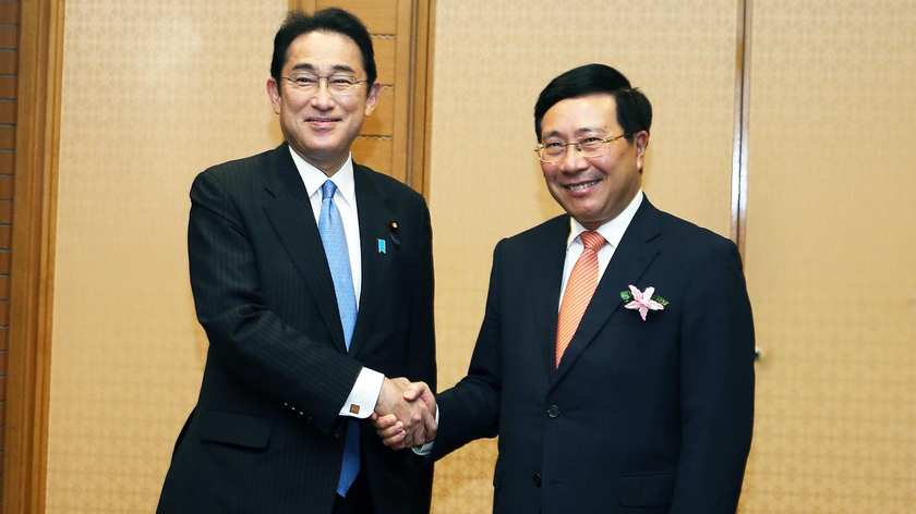 Phó Thủ tướng Thường trực Phạm Bình Minh chào Thủ tướng Nhật Bản Kishida Fumio. Ảnh: Cổng TTĐT Chính phủ