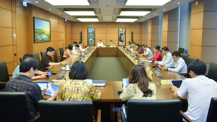 Các đại biểu QH thảo luận tại tổ về dự án Luật.