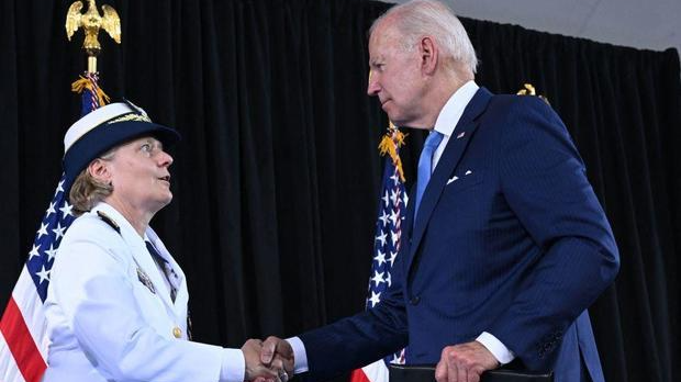 Tân Tư lệnh Lực lượng Bảo vệ Bờ biển Mỹ Linda Fagan và Tổng thống Mỹ Biden tại lễ tuyên thệ nhậm chức của bà Fagan.