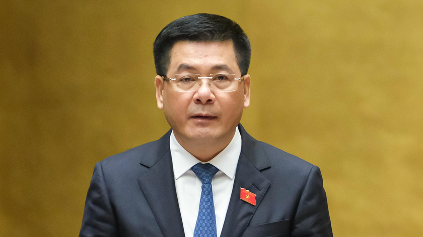 Bộ trưởng Bộ Công Thương Nguyễn Hồng Diên trình bày tờ trình tại phiên họp.