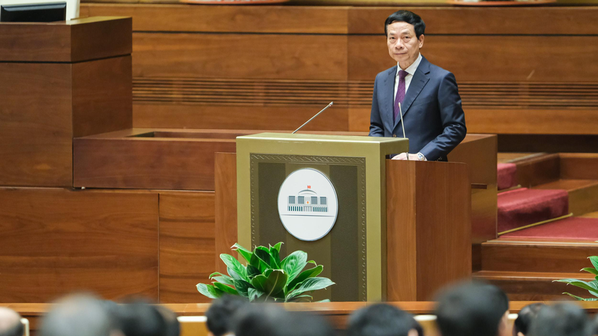 Bộ trưởng Bộ Thông tin và Truyền thông Nguyễn Mạnh Hùng trình bày Tờ trình về dự án Luật.