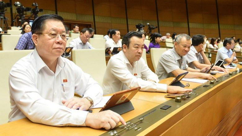 Các đại biểu Quốc hội biểu quyết thông qua các nghị quyết về việc thành lập Đoàn giám sát chuyên đề của Quốc hội năm 2023.