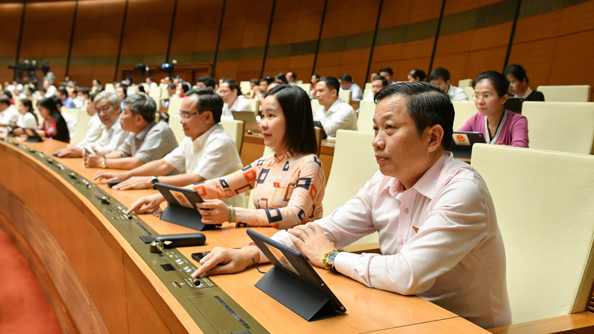 Các đại biểu tham gia biểu quyết Nghị quyết về chủ trương đầu tư Dự án đầu tư xây dựng đường Vành đai 4 - vùng Thủ đô Hà Nội.