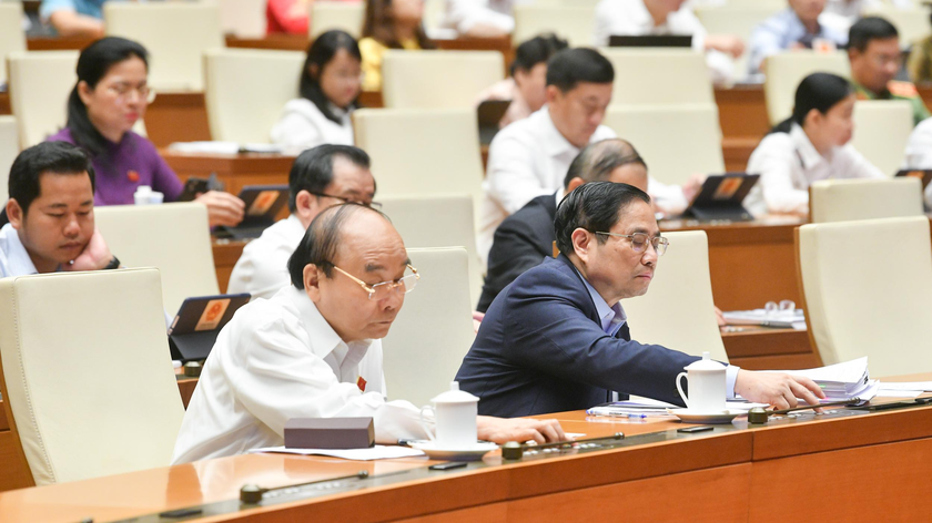 Chủ tịch nước Nguyễn Xuân Phúc, Thủ tướng Chính phủ Phạm Minh Chính tham gia biểu quyết thông qua Luật.
