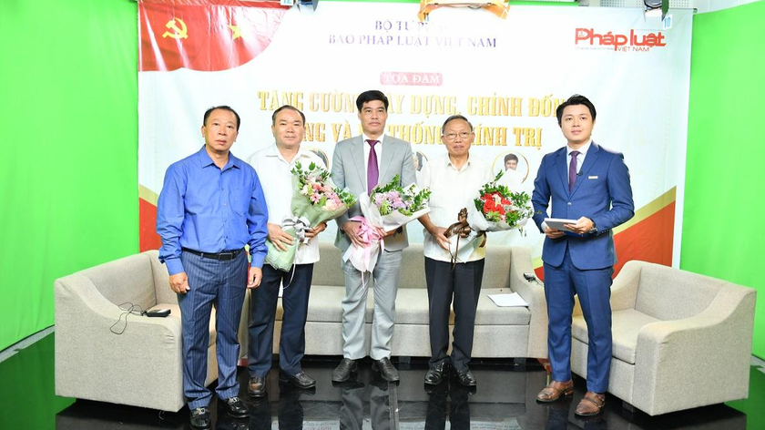 TS.Đào Văn Hội, Bí thư Đảng ủy, Tổng biên tập Báo Pháp luật Việt Nam tặng hoa cho các khách mời tại tọa đàm.