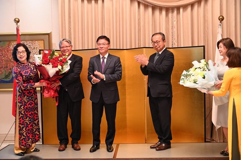 Bộ trưởng Lê Thành Long tặng hoa chúc mừng nguyên Bộ trưởng Hà Hùng Cường.