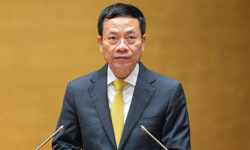 Bộ trưởng Bộ Thông tin và Truyền thông Nguyễn Mạnh Hùng trình bày tờ trình tại phiên họp.