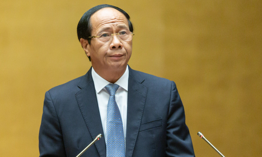 Phó Thủ tướng Chính phủ Lê Văn Thành trình bày tờ trình tại phiên họp.