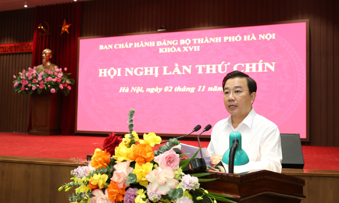 Phó Chủ tịch UBND TP Hà Nội Chử Xuân Dũng trình bày báo cáo tại hội nghị. 