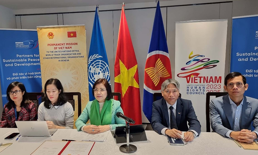 Đại sứ TS. Lê Thị Tuyết Mai cùng đại diện cán bộ Phái đoàn Việt Nam tại Geneva tham dự lễ ký Bản ghi nhớ giữa Phái đoàn và Đại học Ngoại thương (FTU) và Hội thảo quốc tế trực tuyến, Geneva, ngày 4/11. (Ảnh: Phái đoàn Việt Nam tại Geneva)