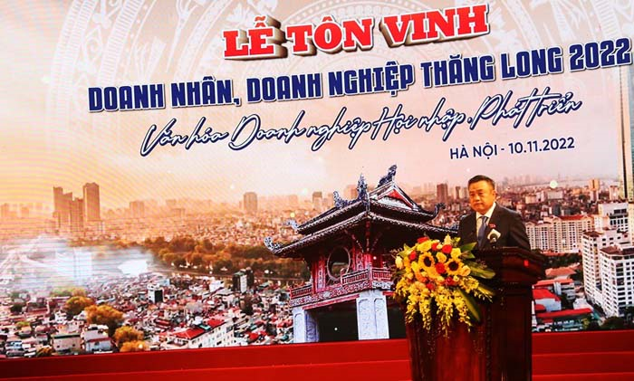 Chủ tịch UBND TP Hà Nội Trần Sỹ Thanh phát biểu tại Lễ tôn vinh. Ảnh: Cổng giao tiếp điện tử TP Hà Nội.