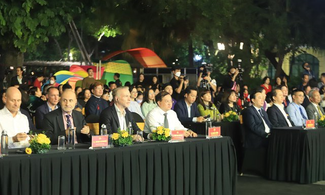 Các đại biểu tại lễ khai mạc Lễ hội Thiết kế sáng tạo Hà Nội 2022. Ảnh: VGP