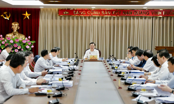 Bí thư Thành ủy Hà Nội Đinh Tiến Dũng chủ trì cuộc họp.