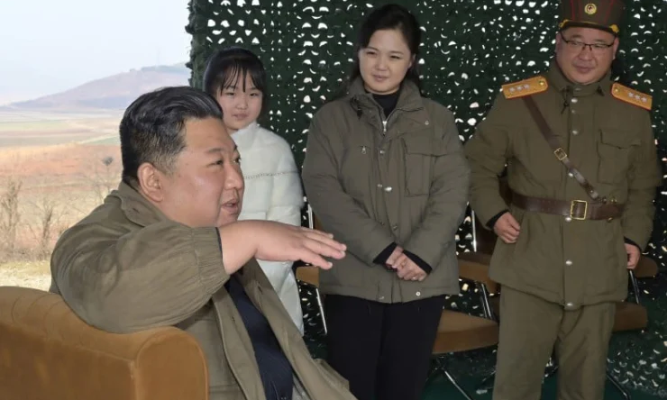 Nhà lãnh đạo Triều Tiên Kim Jong-un và vợ, con tại buổi thị sát.