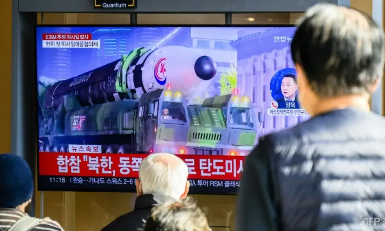 Người dân Hàn Quốc theo dõi bản tin về vụ phóng tên lửa mới nhất của Triều Tiên.