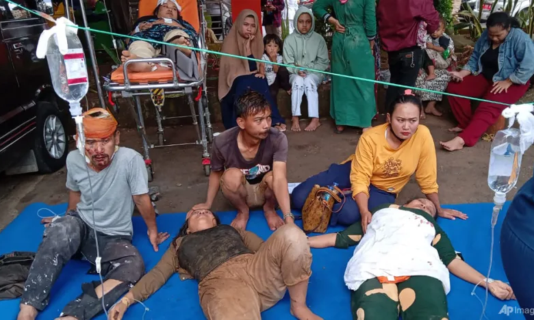 Những người bị thương do động đất đang được điều trị tại bãi đậu xe của bệnh viện ở Cianjur.