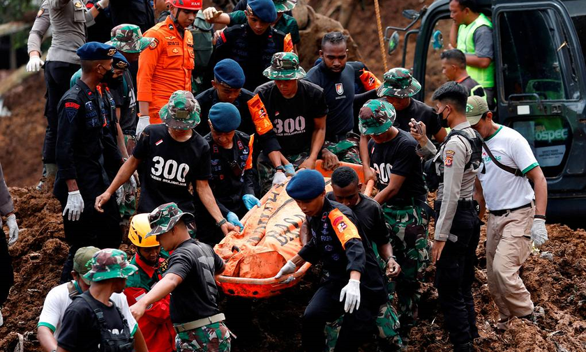 Lực lượng cứu hộ Indonesia đưa các nạn nhân ra khỏi đống đổ nát do thiên tai.