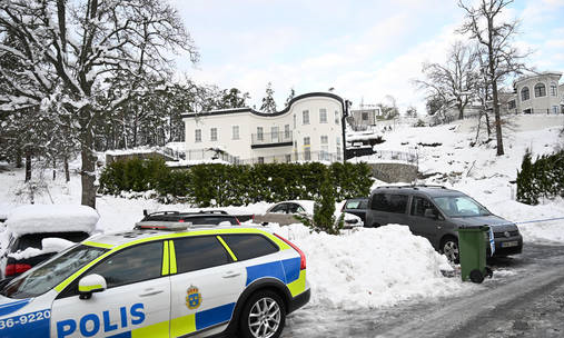 Một chiếc xe cảnh sát được nhìn thấy gần một ngôi nhà ở Stockholm, được cho là nơi SAPO đã bắt giữ hai nghi phạm gián điệp hôm 22/11.