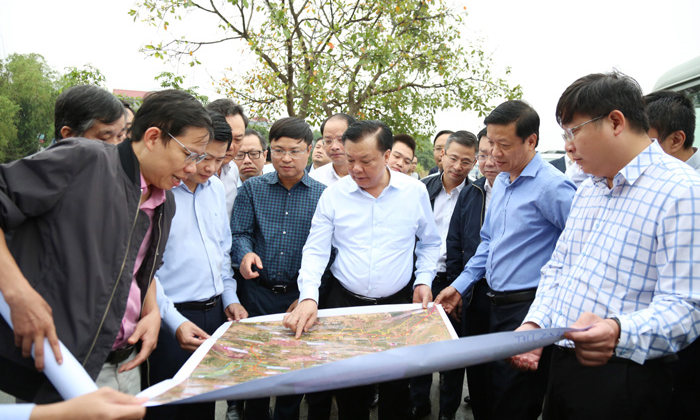 Bí thư Thành ủy Hà Nội Đinh Tiến Dũng kiểm tra thực địa vị trí dự án đường Vành đai 4 - Vùng Thủ đô trên địa bàn huyện Thuận Thành, tỉnh Bắc Ninh.