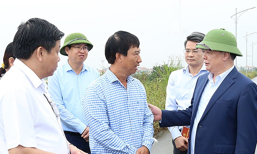 Bí thư Thành ủy Hà Nội Đinh Tiến Dũng gặp gỡ, trao đổi với người dân có đất nằm trong dự án đường Vành đai 4 - Vùng Thủ đô trên địa bàn huyện Hoài Đức.